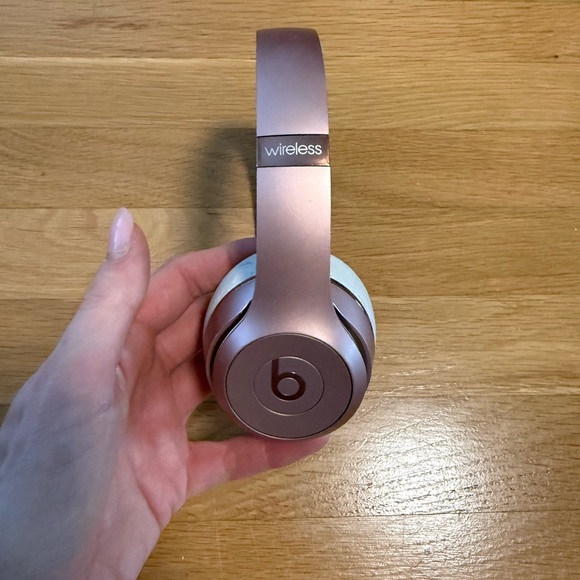 Beats Solo3 Wireless On-Ear Headphones - Rose Gold (A1796) - Picture 8 of 11